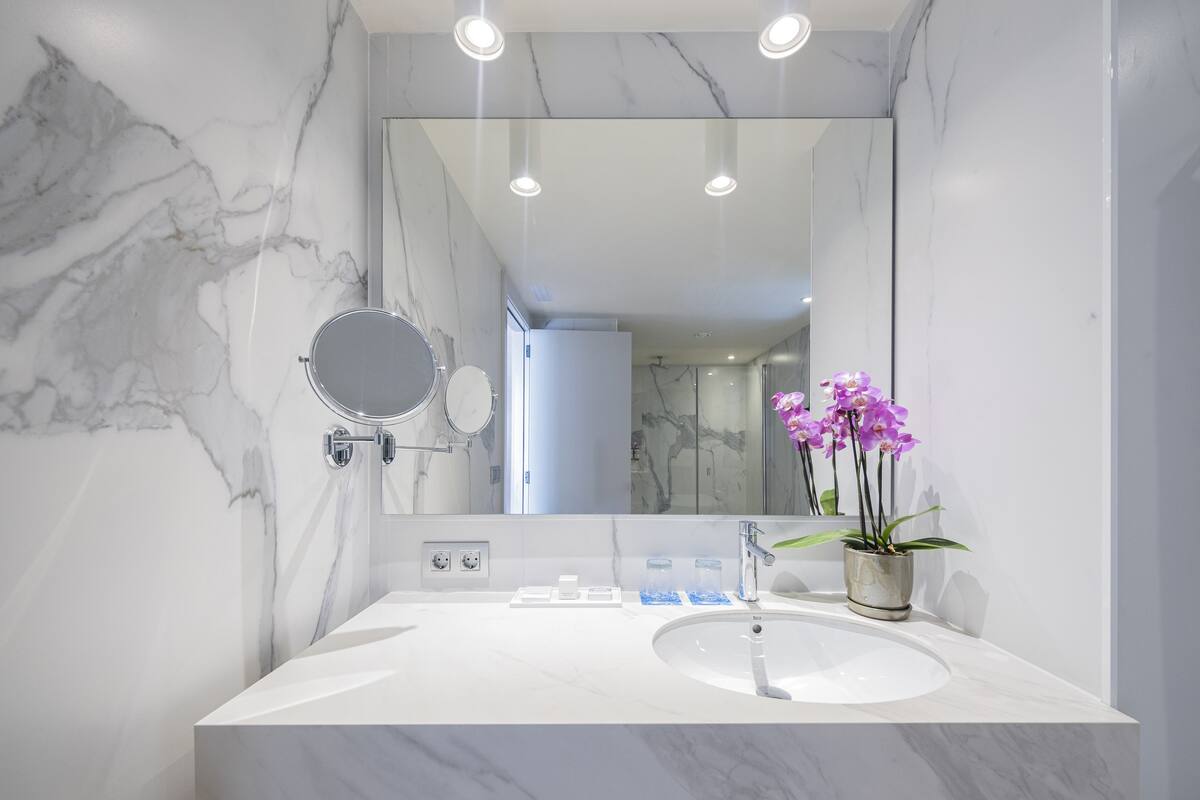 junior room, sea view (suit) | 1 bedroom, minibar, in-room safe, desk