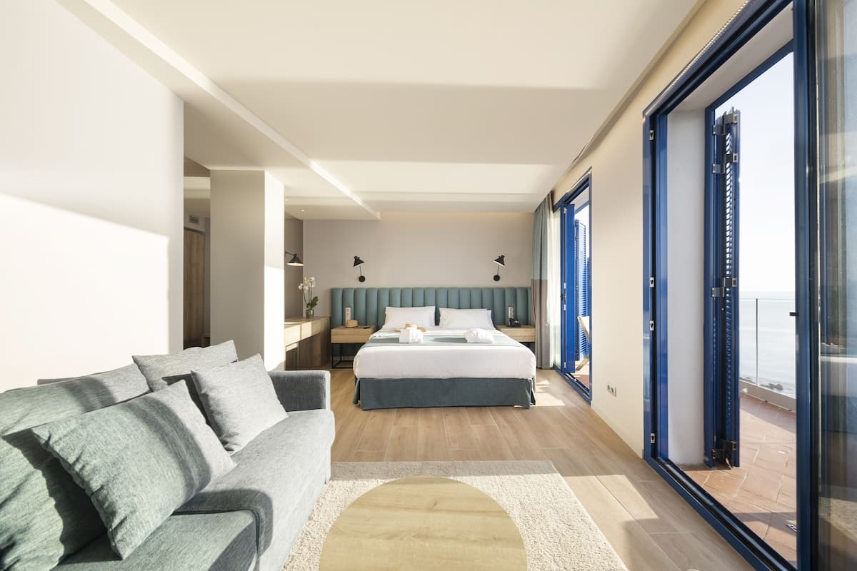junior room, sea view (suit) | 1 bedroom, minibar, in-room safe, desk