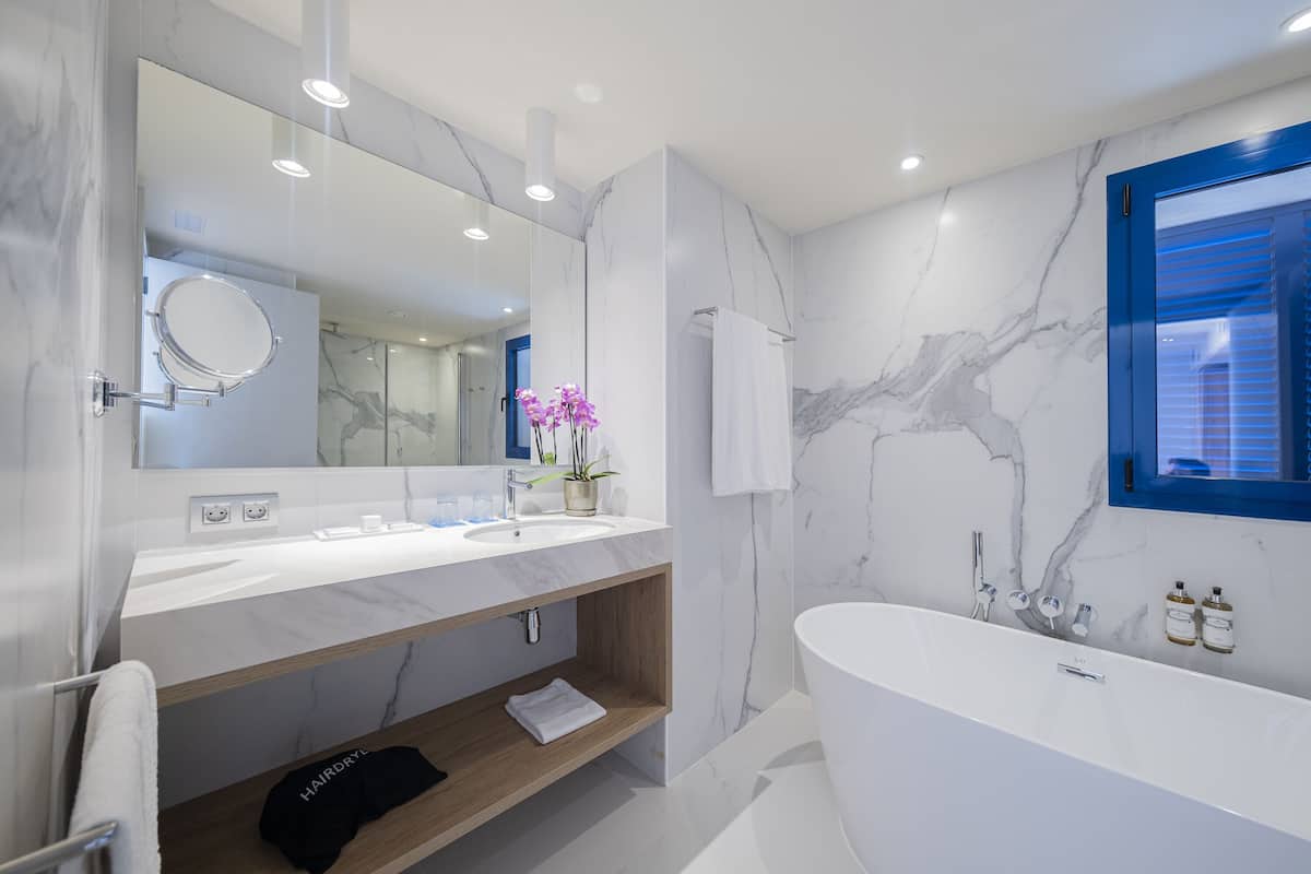 junior room, sea view (suit) | 1 bedroom, minibar, in-room safe, desk