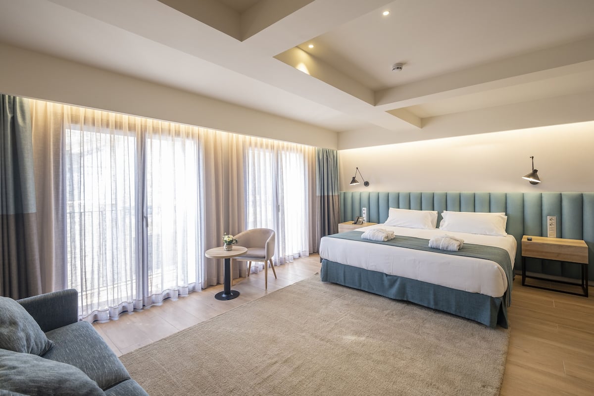 family junior suite | 1 bedroom, minibar, in-room safe, desk