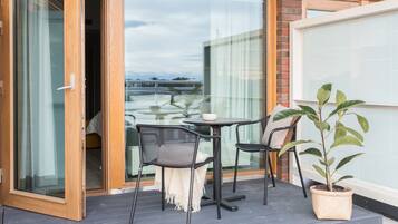 Medium Studio with a Rooftop Terrace | Balcon
