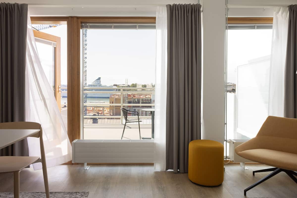 Large Studio with a Rooftop Terrace | Skrivbord, arbetsyta för laptop, mörklÀggningsgardiner och ljudisolering
