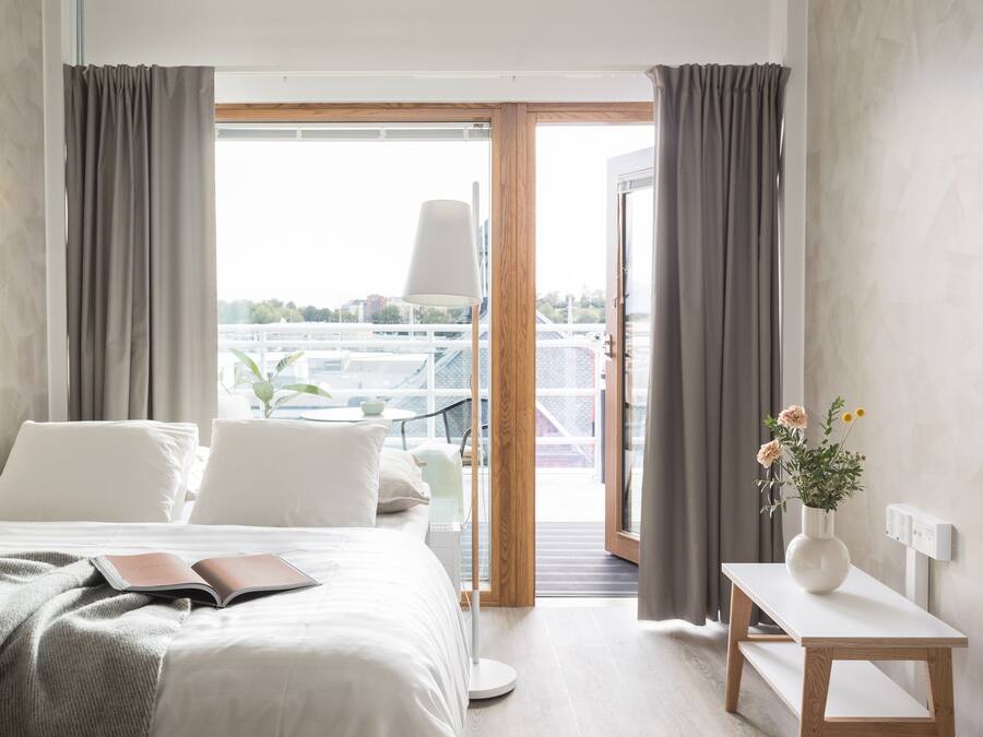 TyöpöytÀ, kannettavalle tietokoneelle sopiva työtila, pimennysverhot