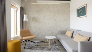 Studio | Een bureau, een laptopwerkplek, verduisterende gordijnen