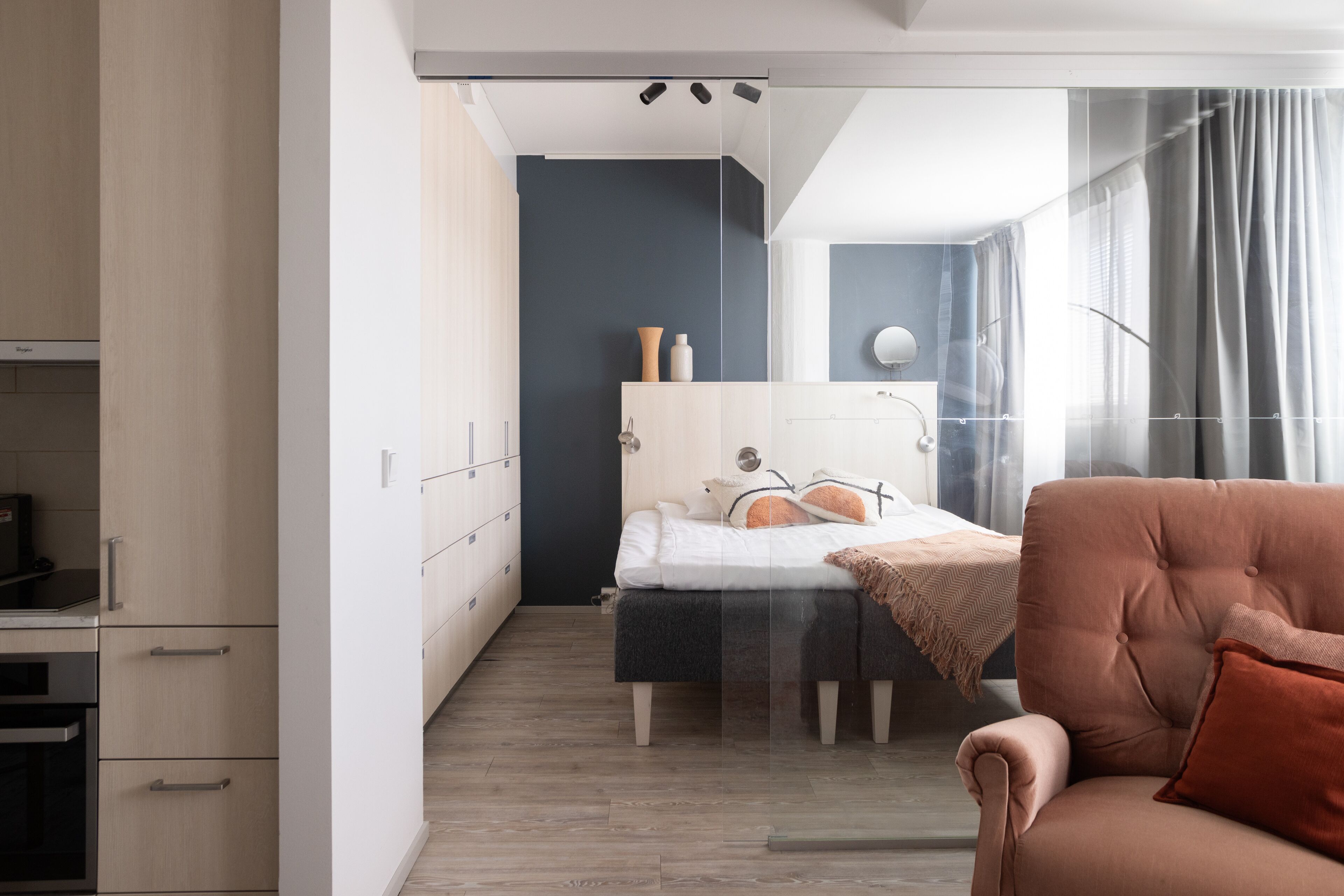 Un dormitorio moderno con una cama, una silla y un escritorio.