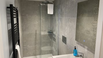 Superior-værelse med dobbeltseng eller 2 enkeltsenge - havudsigt | Badeværelse | Gratis toiletartikler, hårtørrer, håndklæder