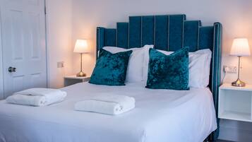 Superior tweepersoonskamer, uitzicht op zee | Individueel gemeubileerd, een strijkplank/strijkijzer, beddengoed