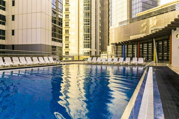 Outdoor pool, pool umbrellas, pool loungers - HiGuests - Executive tower (Dubai)