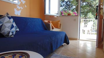 公寓 (One-Bedroom Apartment with Terrace) | 客厅 | 电视