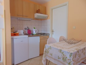 Căn hộ (One-Bedroom Apartment with Terrace) | Bếp nhỏ riêng | Tủ lạnh, ấm điện 
