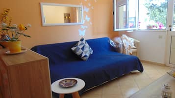 公寓 (One-Bedroom Apartment with Terrace) | 客厅 | 电视