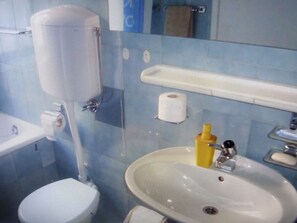 Combined shower/bathtub, hair dryer, towels, soap
