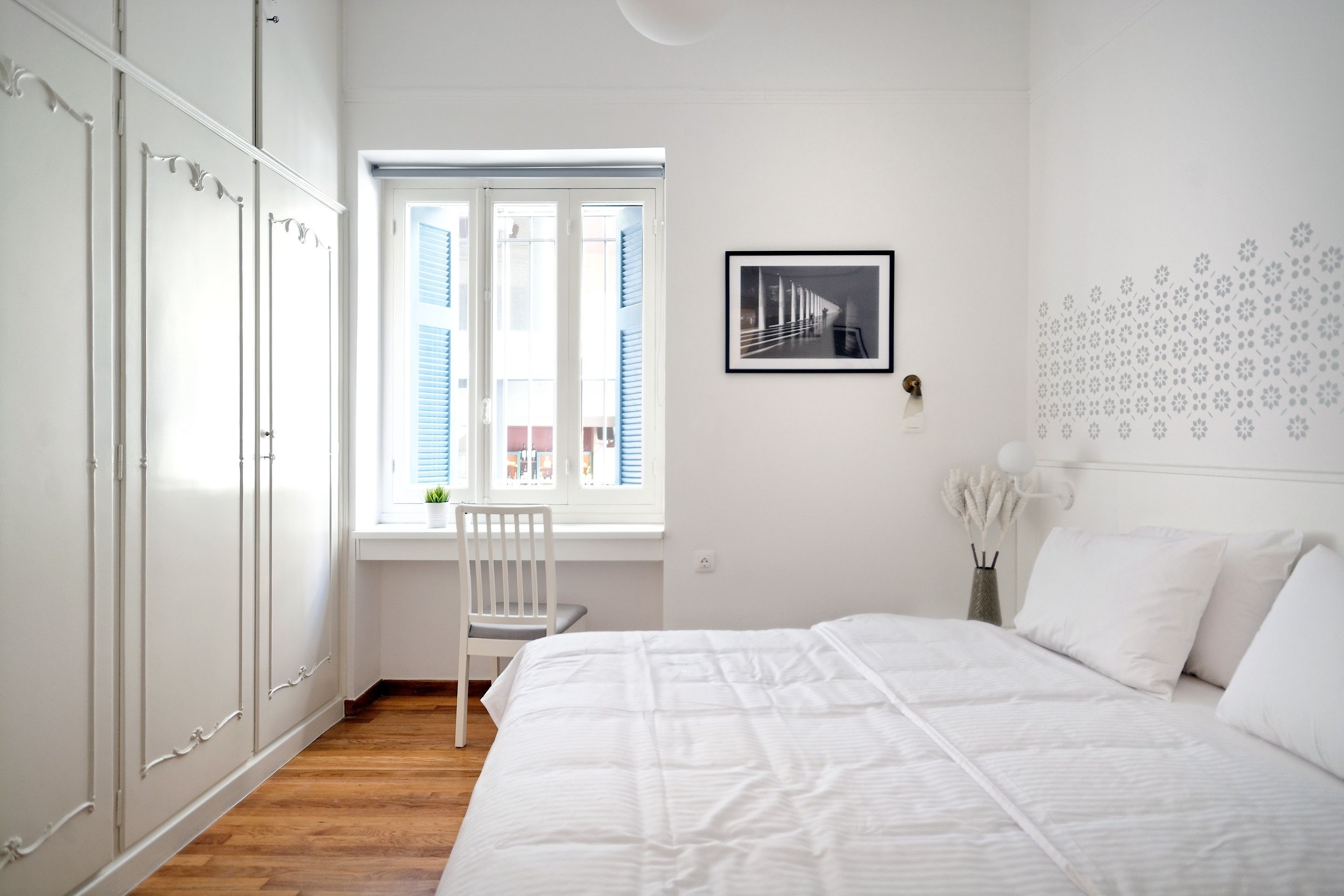 4 عدّة غرف نوم وأغطية فراش متميزة وخزنة داخل الغرفة