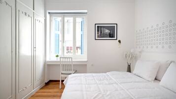 4 عدّة غرف نوم وأغطية فراش متميزة وخزنة داخل الغرفة