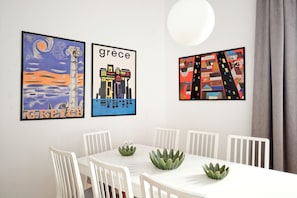 Deluxe Apartment, 4 Bedrooms, Private Bathroom, Ground Floor | In-room dining