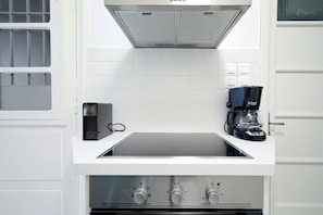 Deluxe Apartment, 4 Bedrooms, Private Bathroom, Ground Floor | Private kitchen