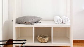 4 عدّة غرف نوم وأغطية فراش متميزة وخزنة داخل الغرفة