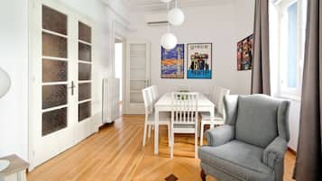 Appartement Deluxe, 4 chambres, salle de bains privée, rez-de-chaussée | Coin séjour | Télévision à écran plat, Netflix, services de streaming