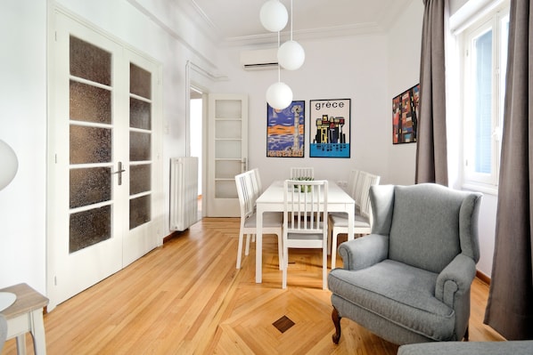Deluxe Apartment, 4 Bedrooms, Private Bathroom, Ground Floor | Living area