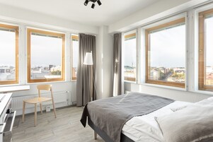 Standard Studio with a Panoramic View for 1 | Skrifborð, myrkratjöld/-gardínur, hljóðeinangrun, straujárn/strauborð