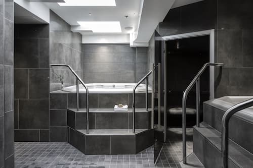 Indoor spa tub