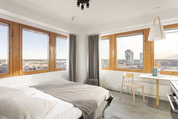 Standard Studio with a Panoramic View | Una scrivania, tende oscuranti, insonorizzazione, ferro/asse da stiro