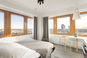 Standard Studio with a Panoramic View | Skrifborð, myrkratjöld/-gardínur, hljóðeinangrun, straujárn/strauborð