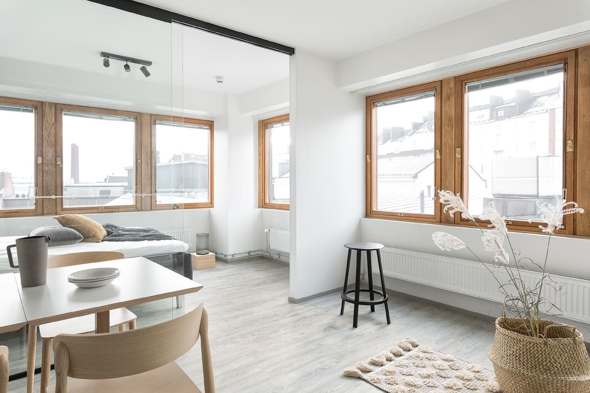 Spacious Studio | Een bureau, verduisterende gordijnen, geluiddichte muren