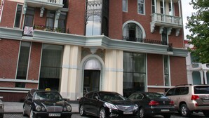 Un edificio de varios pisos con un estilo arquitectónico clásico, con balcones y ventanas amplias.