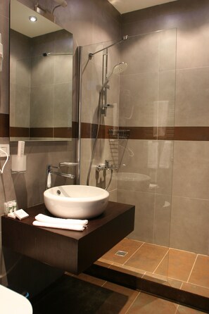 Estudio superior | Baño | Ducha, artículos de higiene personal gratuitos y secador de pelo