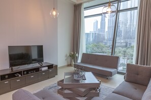 Appartamento Deluxe, 1 camera da letto, balcone, vista città | Area soggiorno | TV a schermo piatto