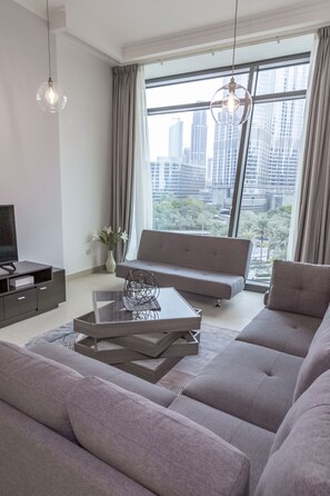 Appartement Deluxe, 1 chambre, balcon, vue sur la ville | Aire de séjour | Téléviseur à écran plat