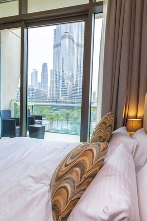 Appartamento Deluxe, 1 camera da letto, balcone, vista città | 1 camera, una cassaforte in camera, una scrivania, tende oscuranti