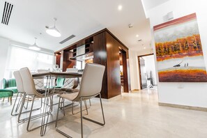 华丽别墅, 3 间卧室, 阳台, 城市景观 | 起居区 | 平板电视