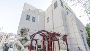 Een modern gebouw met een uniek architectonisch ontwerp, met een centrale, gewelfde constructie met beelden van putto's.