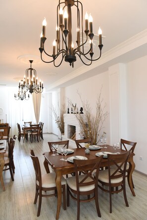 Frokost, lunsj og middag serveres, utsikt mot bassenget