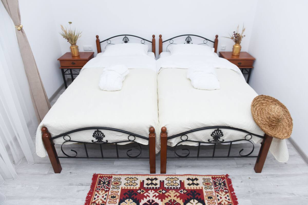 Luxe beddengoed, pillowtop-bedden, geluiddichte muren, gratis wifi