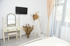 Premium bedding, pillow-top beds, soundproofing, free WiFi - Hotel Chateau Khashmi (Sagarejo)