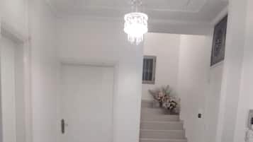 Vil·la Comfort, 1 dormitori, torre | Sala d'estar | Televisor, tauleta i consola de videojocs