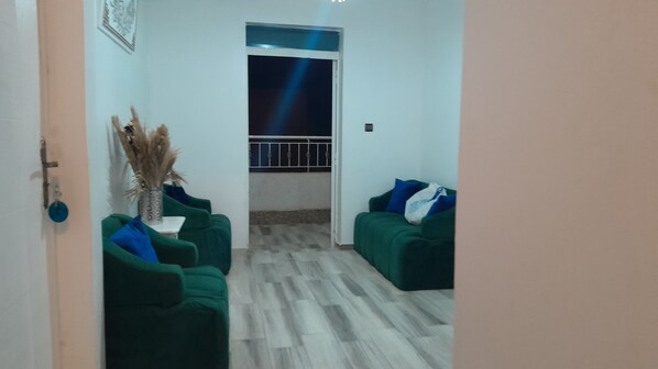 Biệt thự tiện nghi đơn giản, 1 phòng ngủ, cao tầng | Khu phòng khách | TV, máy tính bảng, máy chơi game 