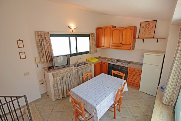 Appartement, 1 chambre | Cuisine privée | Réfrigérateur grande capacité avec congélateur, surface de cuisson