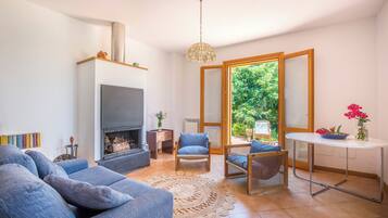 Apartment, 2 Bedrooms, Garden View | Living area