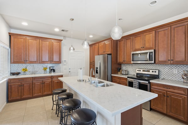 Fridge, microwave, oven, stovetop - Southern Springs Home (Phoenix)