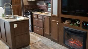 Køleskab, mikrobølgeovn, ovn, kogeplade