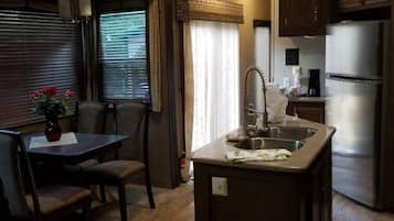 Køleskab, mikrobølgeovn, ovn, kogeplade