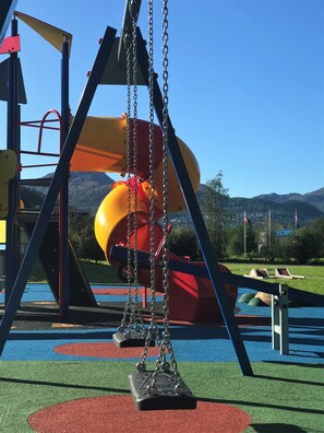 Children’s play area – outdoor - Førde Gjestehus og Camping (Sunnfjord)