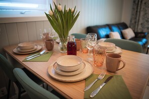 Deluxe Apartment, 1 Bedroom, Mountain View (Pets not allowed) | In-room dining