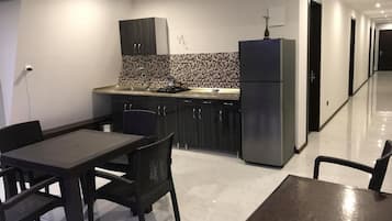 Full-sized fridge, stovetop, cookware/dishes/utensils