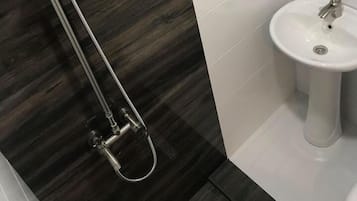 Chambre Simple Standard | Fer et planche Ă repasser, Wi-Fi gratuit, draps fournis