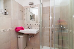 Apartamento (Apartments Carmen & Tosca - Two-Bedro) | Banheiro | Chuveiro, secador de cabelo, toalhas de banho 